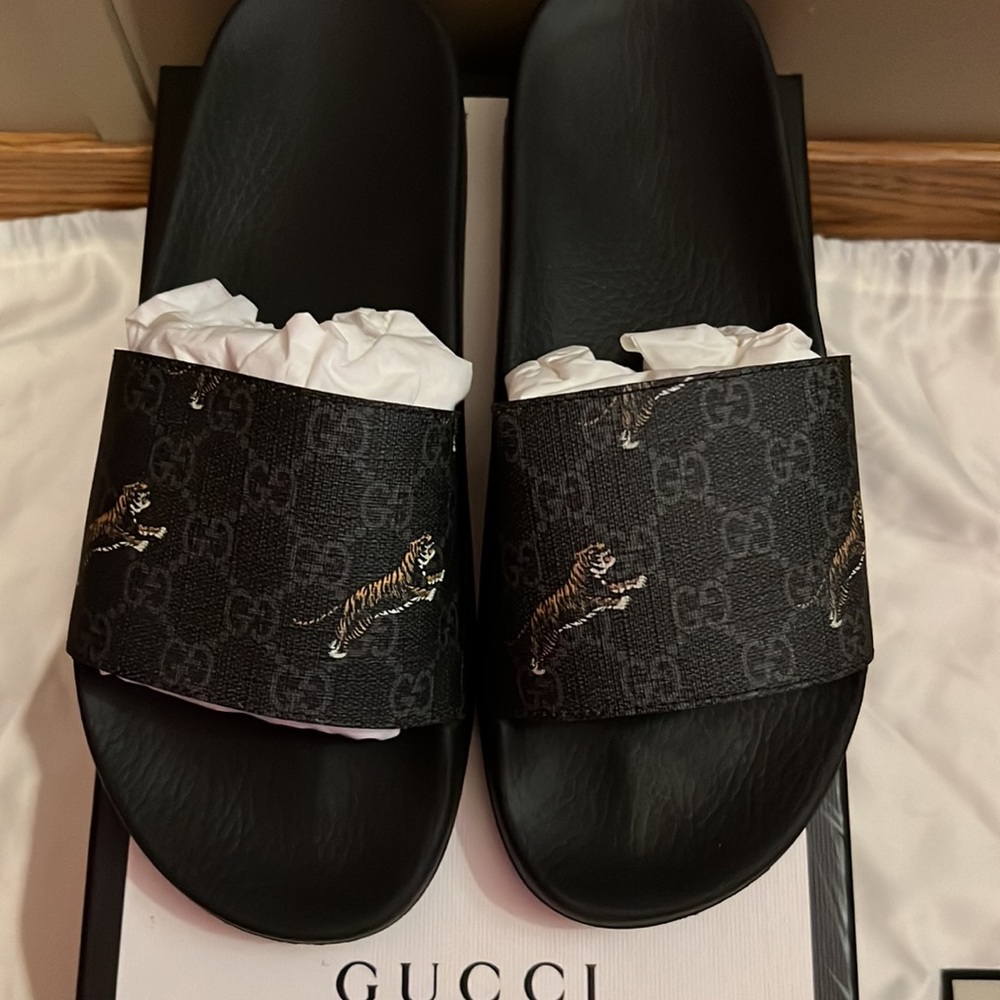 Gucci tiger supreme GG slides